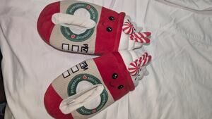 Feetmoji Women's Slip-On Slippers Red White Size 7-8 Peppermint Latte NWT